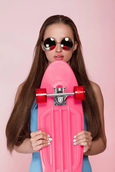 Belle femme tenant skateboard — Photo