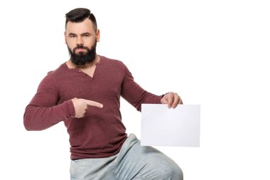 sakallı adam beyaz kart tutan.