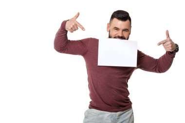 sakallı adam beyaz kart tutan.