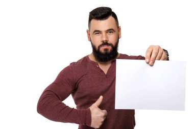 sakallı adam beyaz kart tutan.