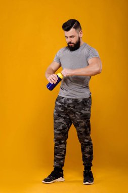 Yakışıklı güçlü adam su içer