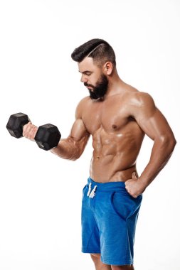 kaslı adam dumbbells ile yapıyor.