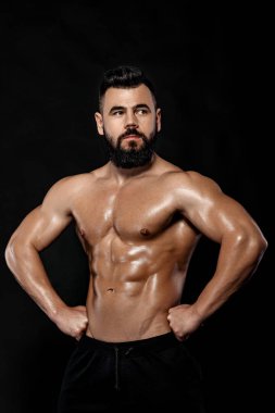 Siyah arka plan üzerine izole Studio poz yakışıklı güçlü vücut geliştirmeci