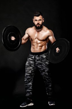 kaslı adam egzersiz ile ağır halter plaka ağırlık