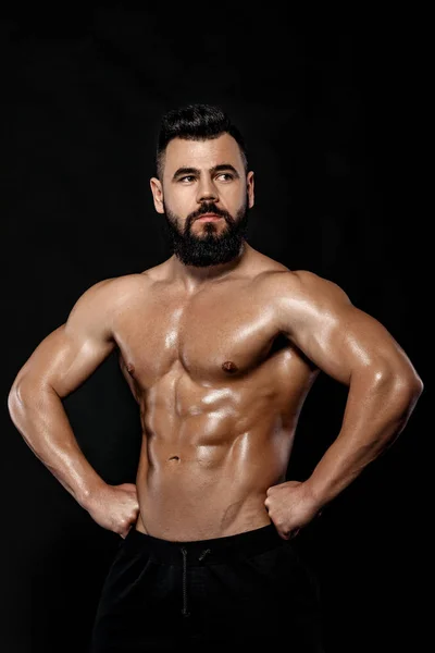 Knappe Sterke Bodybuilder Poseren Studio Geïsoleerd Zwarte Achtergrond — Stockfoto