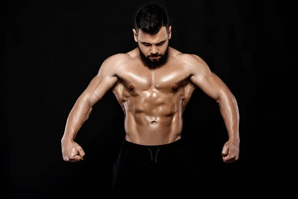 Schöner starker Bodybuilder posiert — Stockfoto