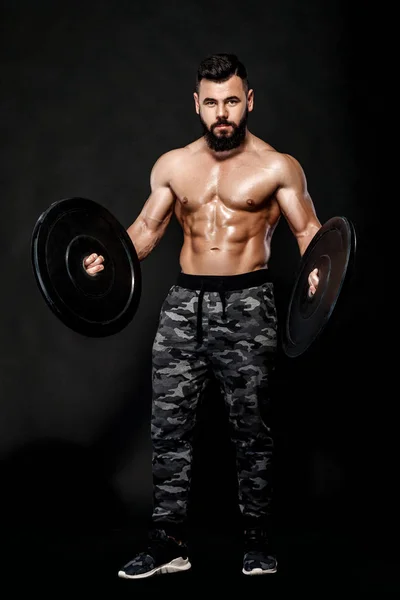 Muskulöses Männertraining mit schwerem Hantelscheibengewicht — Stockfoto