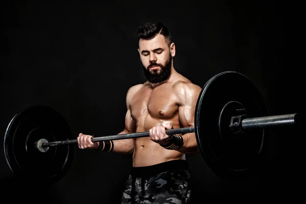 Athletischer muskulöser Mann beim Training mit der Langhantel — Stockfoto