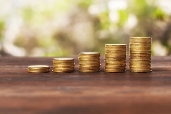 Monedas apiladas una sobre la otra — Foto de Stock