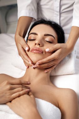 Anti-aging yüz masajı.