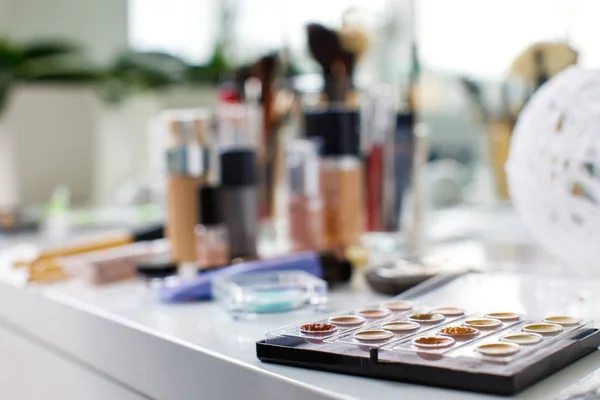 Make-up Pinsel und Kosmetik — Stockfoto