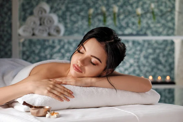 Beautiful woman in spa salon. — Stock Photo, Image