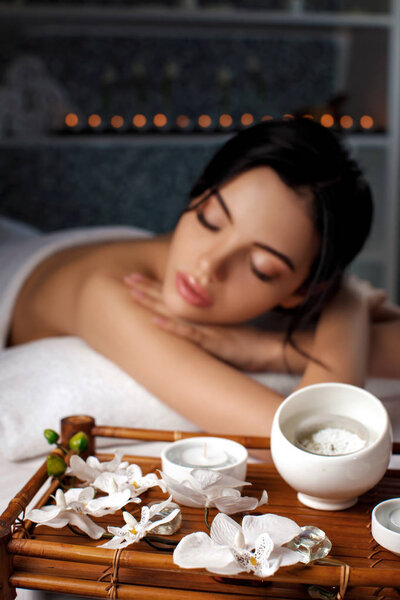 Молодая женщина в СПА салоне.