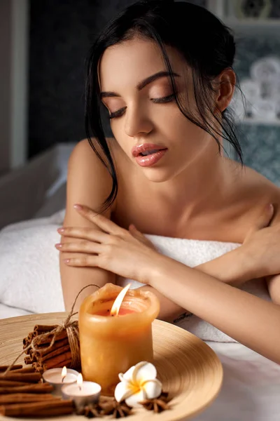 Young woman in spa salon. — Stock Photo, Image