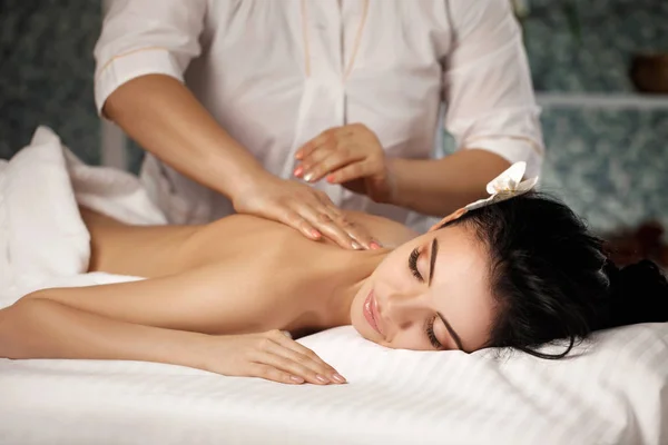 Relaxed woman receiving massage — Stock Photo, Image