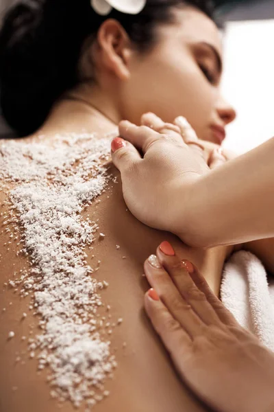 Donna che riceve massaggio con peeling al sale — Foto Stock