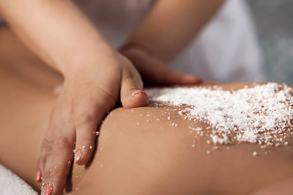 Mujer recibiendo masaje con peladura de sal —  Fotos de Stock