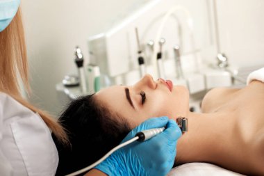 Şevval özçelik güzellik spa salonda yüz temizleme yapar.