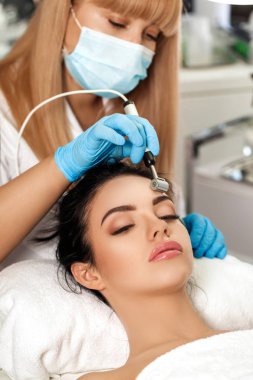 Şevval özçelik güzellik spa salonda yüz temizleme yapar.