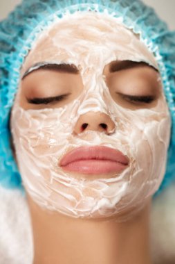 güzel genç kadın ile yüz maskesi