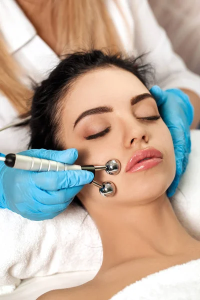 Kosmetikerin reinigt Gesicht im Wellness-Salon. — Stockfoto