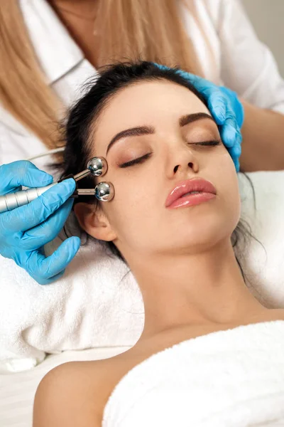 Schoonheidsspecialiste maakt reiniging van gezicht in spa salon. — Stockfoto