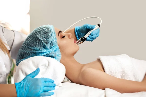 Şevval Özçelik Güzellik Spa Salonu Yüzüne Ultrasonik Temizlik Yapar Kozmetik — Stok fotoğraf