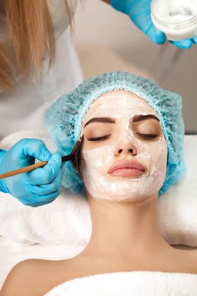 Kozmetikus érvényes maszk a nő — Stock Fotó