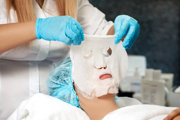 Schoonheidsspecialiste gezichtsmasker is van toepassing op vrouw — Stockfoto