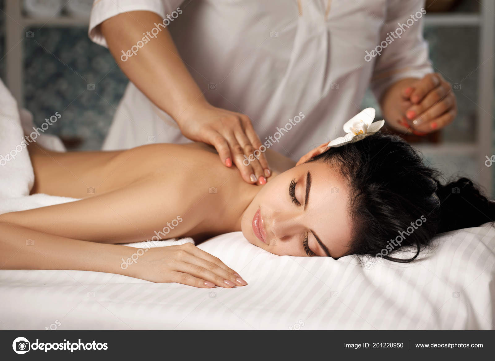 Entspannte Frau erhält Massage — Stockfoto © erstudio #201228950 Erhält massage das