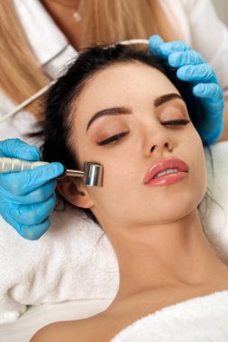 Şevval özçelik güzellik spa salonda yüz temizleme yapar.