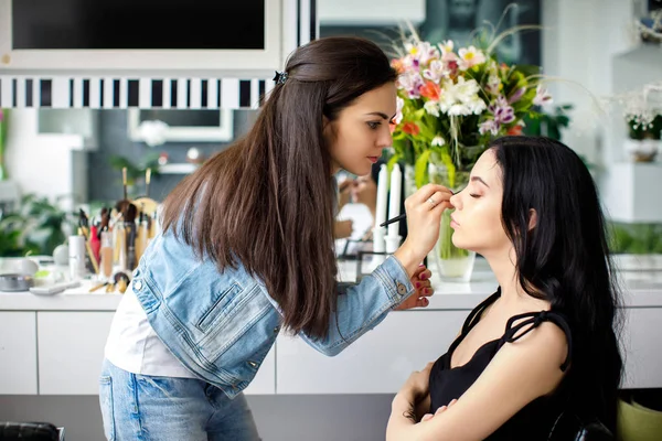 Make up artist doing professional make up — Stock Photo, Image