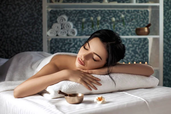 Kaplıca salonundaki güzel kadın.