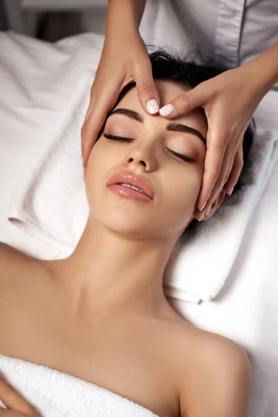 Massagem facial anti-envelhecimento . — Fotografia de Stock