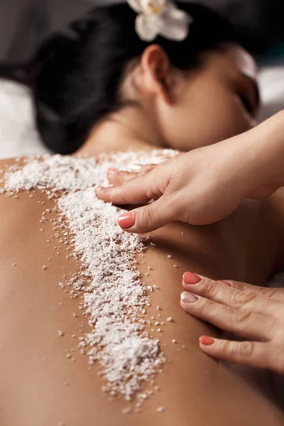 Güzel genç kadın masaj spa salonda peeling tuz ile alma rahat. Güzellik Bakımı