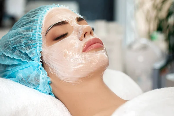 Wanita muda cantik dengan masker wajah — Stok Foto