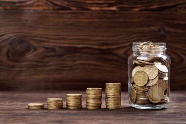 Birbiri yığılmış paralar