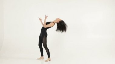 çekici kadın akrobasi takla yapıyor