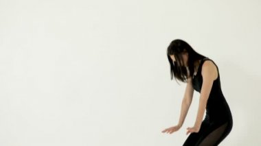 Dancing çekici genç bir kadın