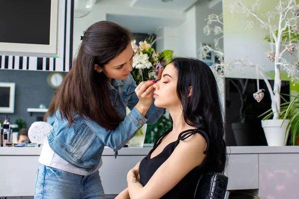 Make up artist doing professional make up — Stock Photo, Image