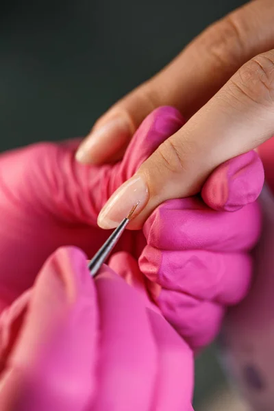 Esteticista aplicando unhas polonesas — Fotografia de Stock