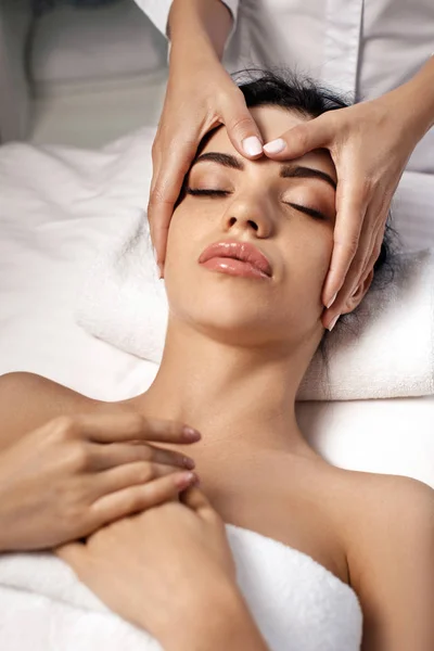 Massagem facial anti-envelhecimento . — Fotografia de Stock