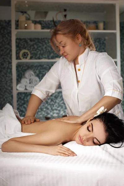 Ontspannen vrouw ontvangen van massage — Stockfoto