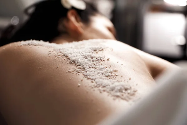 Mulher recebendo massagem com descascamento de sal — Fotografia de Stock