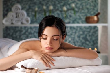 Kaplıca salonundaki güzel kadın.