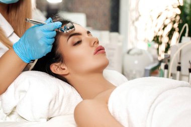 Şevval özçelik güzellik spa salonda yüz temizleme yapar.