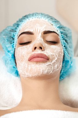 güzel genç kadın ile yüz maskesi