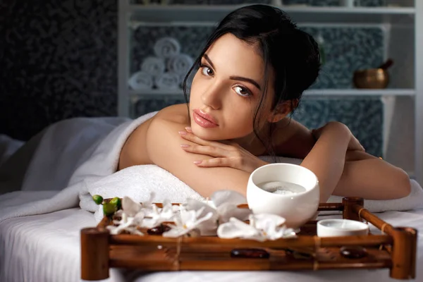 Young woman in spa salon. — Stock Photo, Image