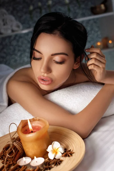 Young woman in spa salon. — Stock Photo, Image