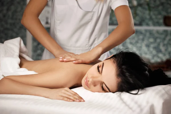 Mulher relaxada recebendo massagem — Fotografia de Stock